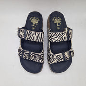 Sandalias de mujer INTERBIOS con 2 hebillas y parte superior de pelo con estampado zebra, modernas y cómodas.