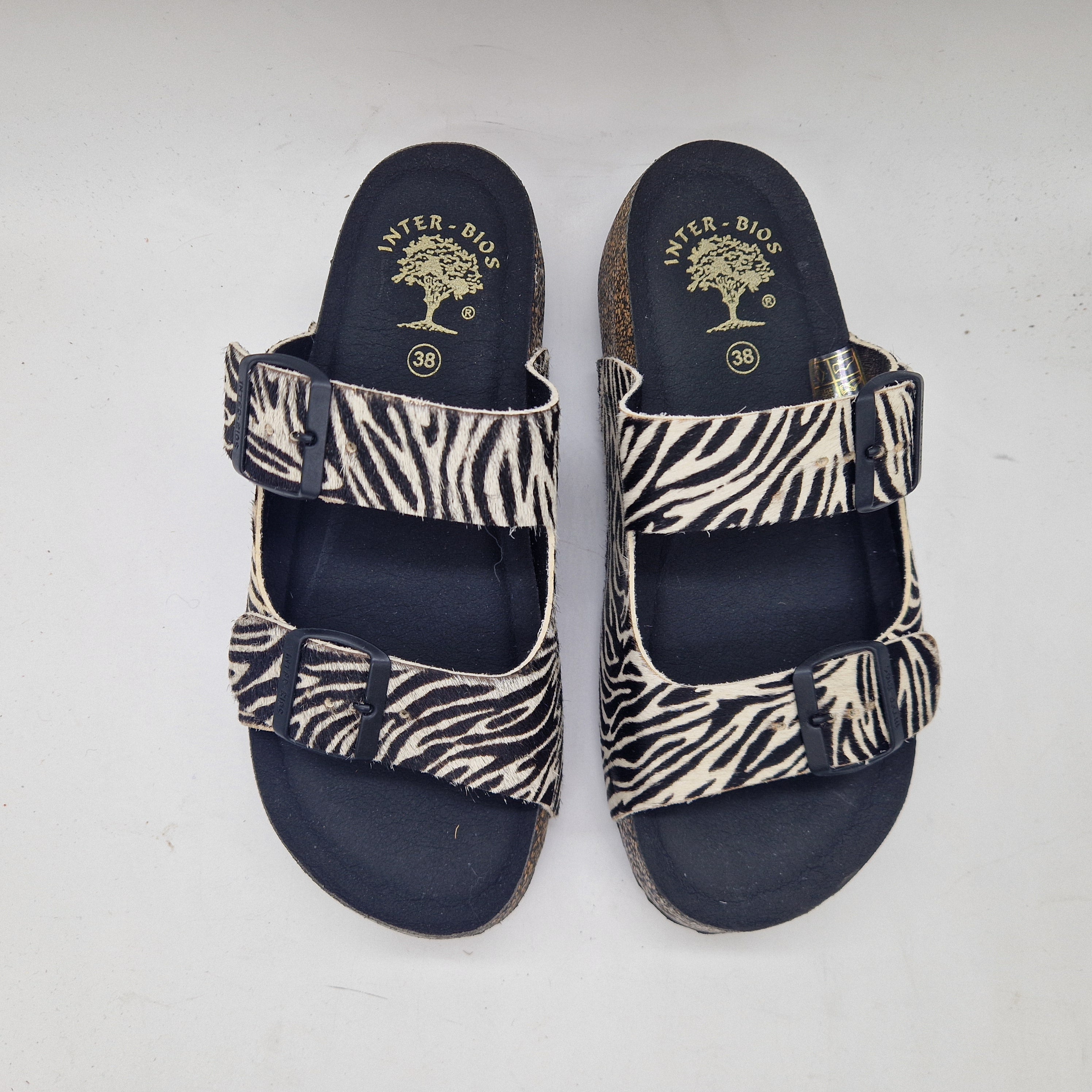Sandalias de mujer INTERBIOS con 2 hebillas y parte superior de pelo con estampado zebra, modernas y cómodas.