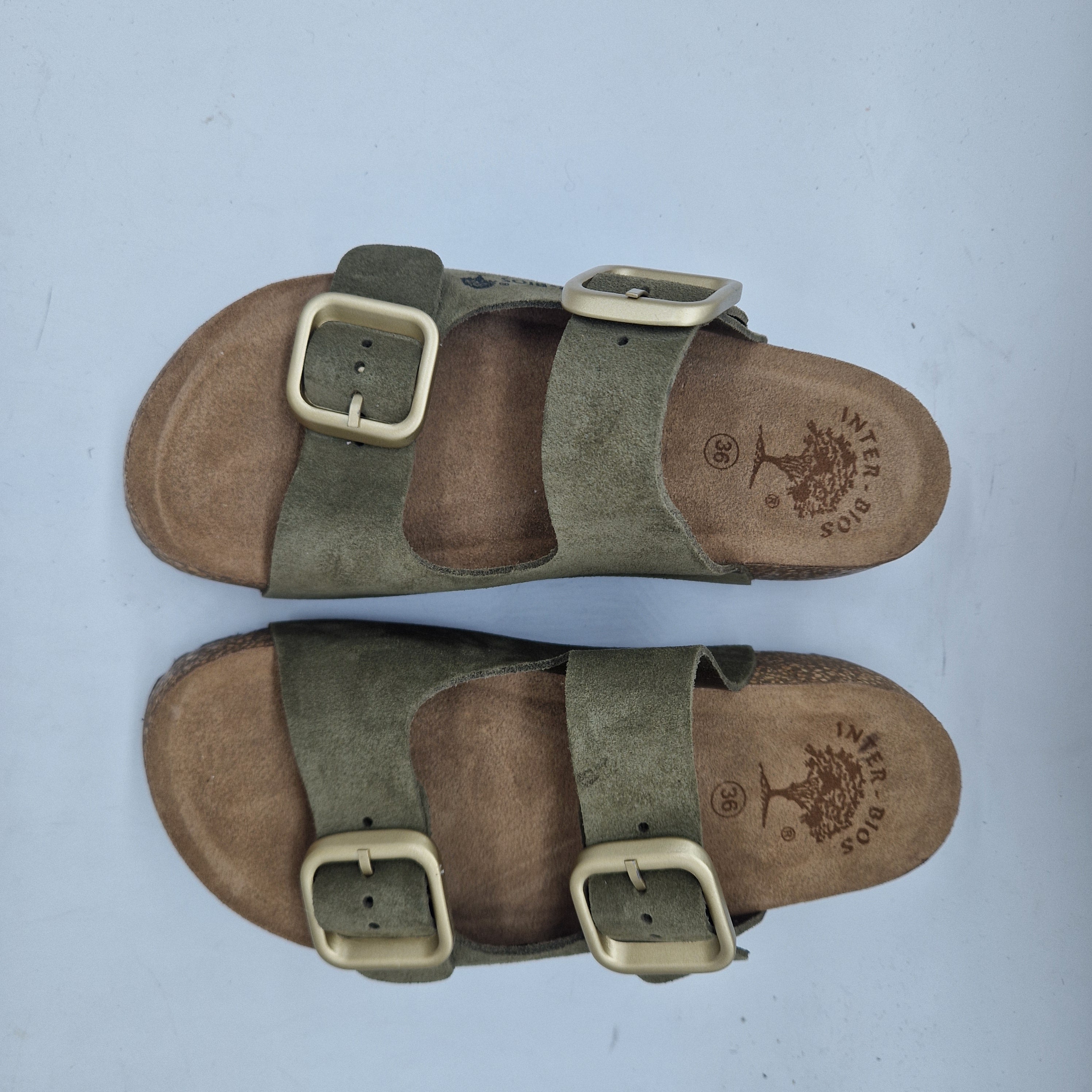 Sandalias de dos hebillas en serraje kaki de la marca INTERBIOS, con diseño cómodo y estilo casual.