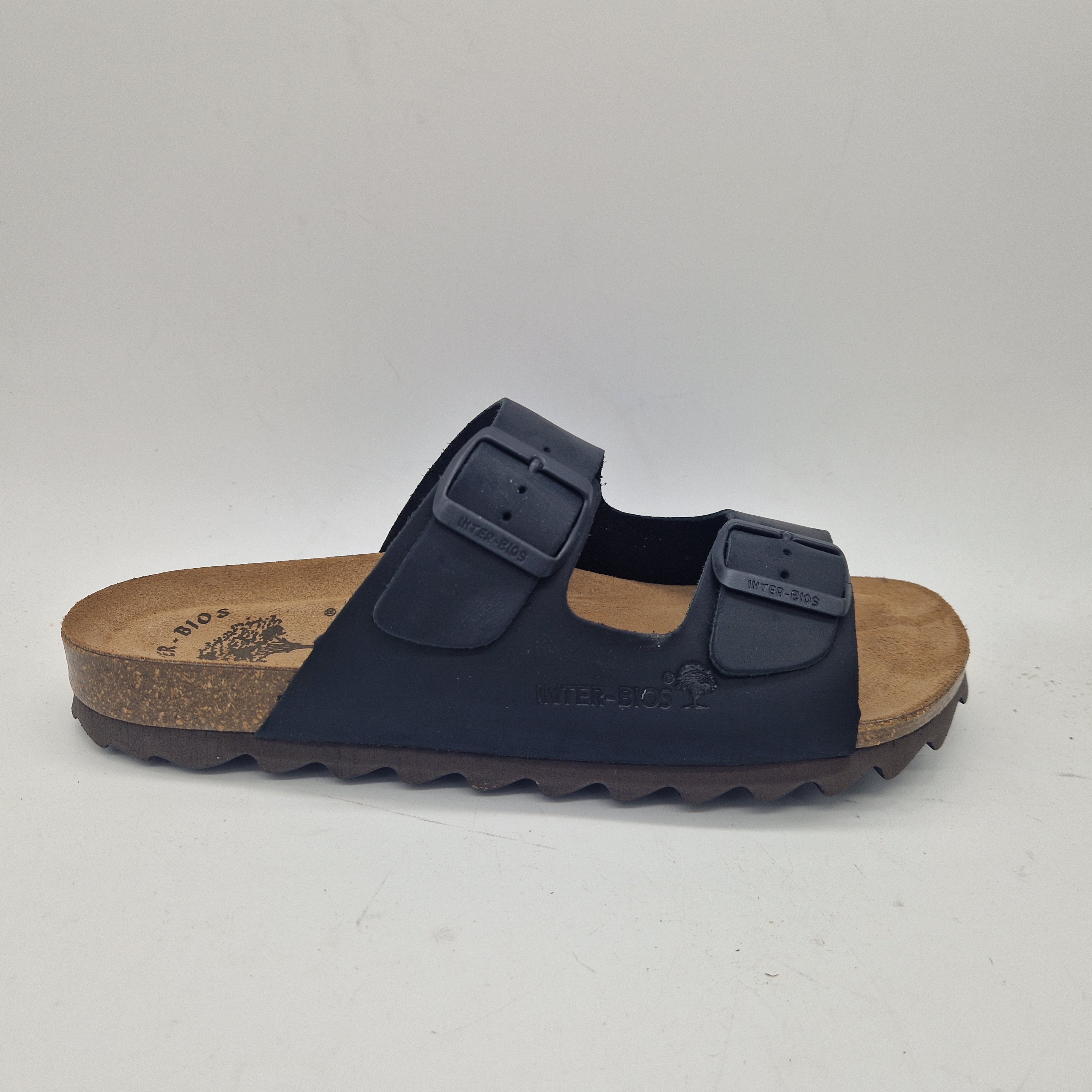 Sandalias negras de dos hebillas de la marca INTERBIOS, con diseño en piel y estilo cómodo para uso diario.