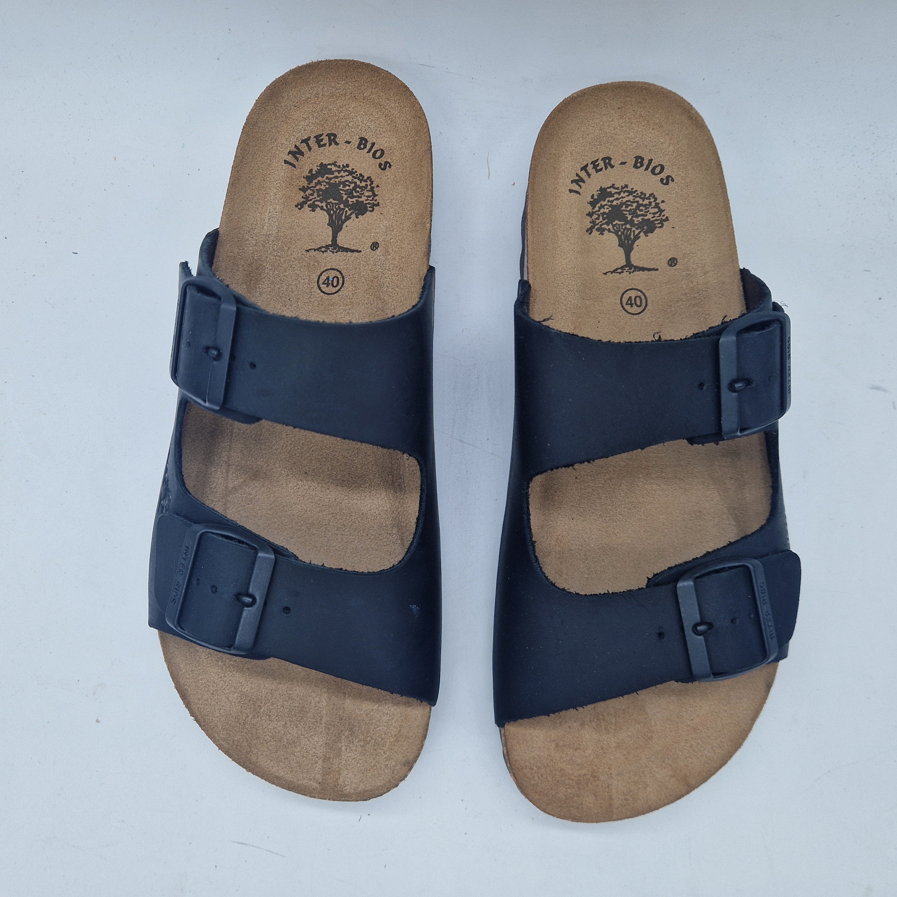 Sandalias negras de dos hebillas de la marca INTERBIOS, diseño en piel y estilo cómodo para uso diario.