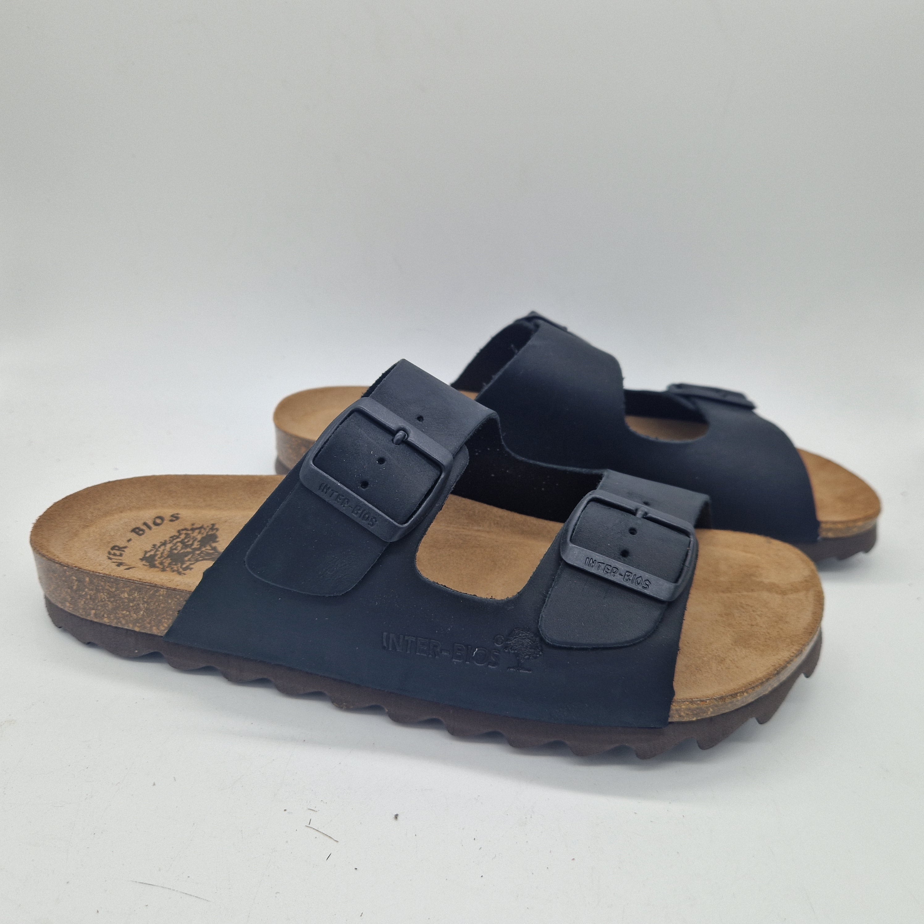 Sandalias negras de dos hebillas de la marca INTERBIOS, estilo cómodo y elegante para uso diario.