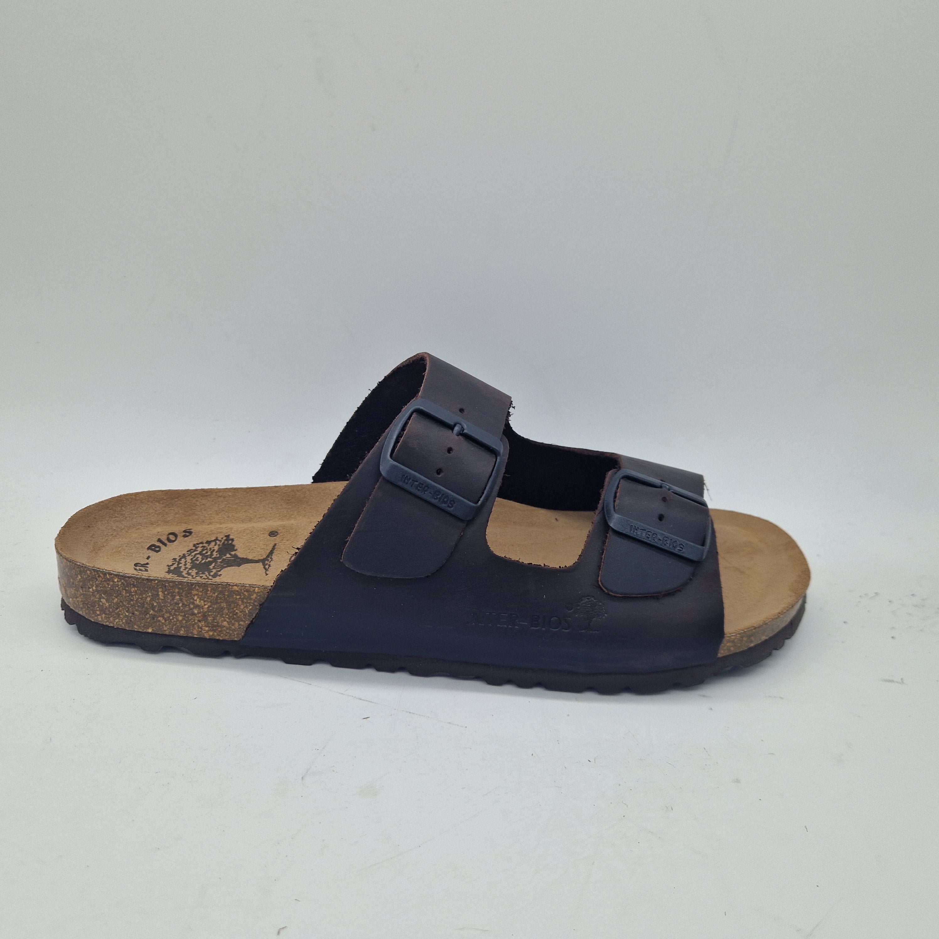 Sandalias de dos hebillas en color marrón de la marca INTERBIOS, con diseño cómodo y estilo elegante.