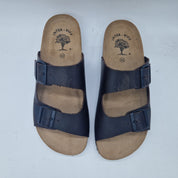 Sandalias INTERBIOS de dos hebillas en marrón, con diseño cómodo y elegante, visible en piel fina.