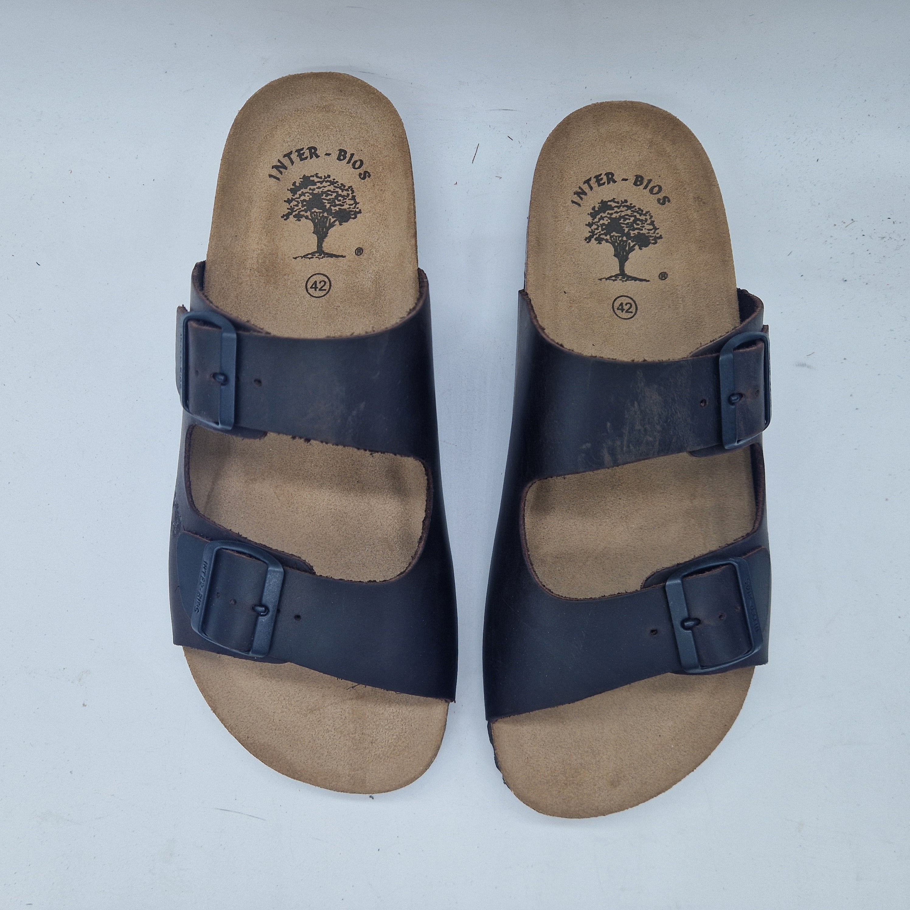 Sandalias INTERBIOS de dos hebillas en marrón, con diseño cómodo y elegante, visible en piel fina.