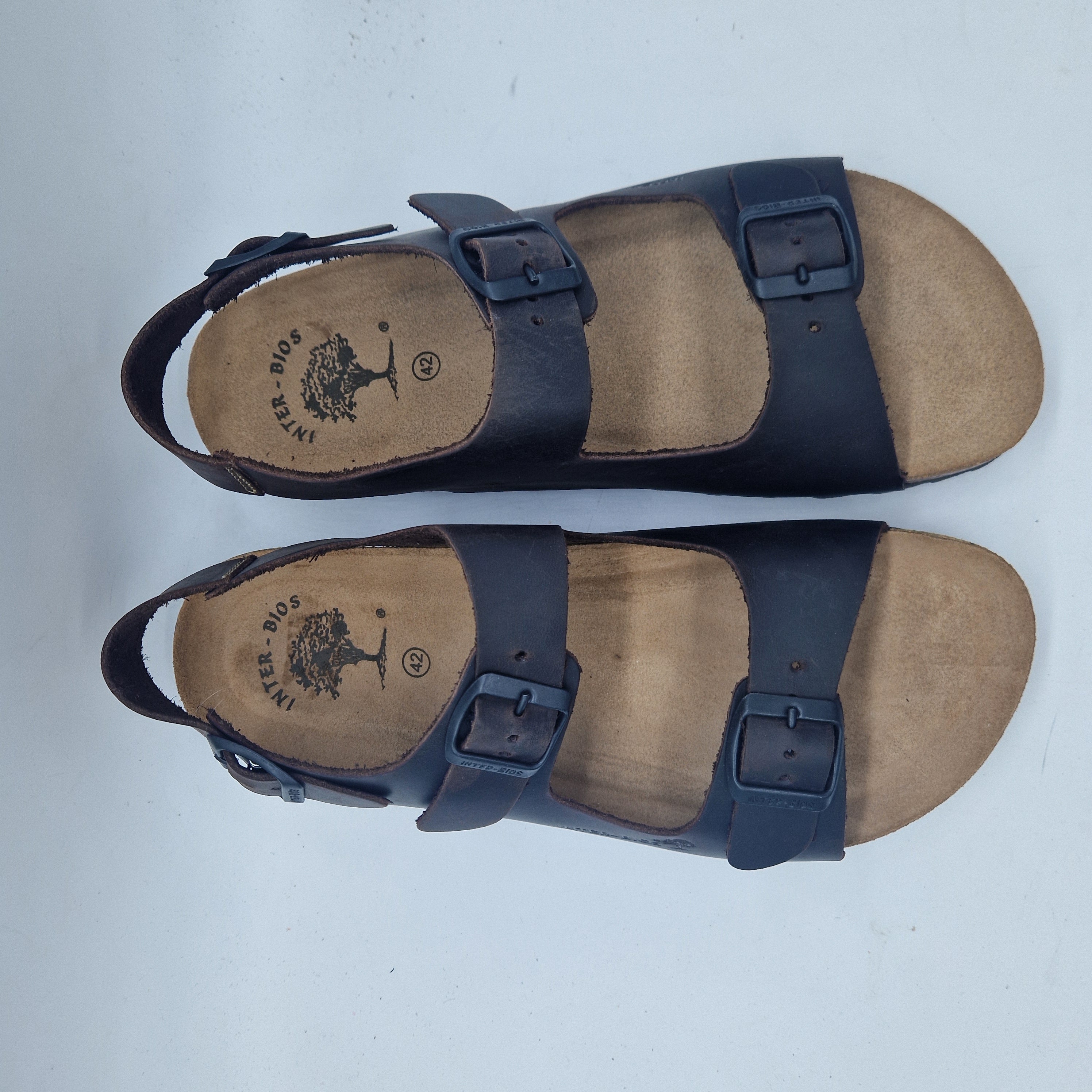 Sandalias INTERBIOS de dos hebillas y trasera en marrón, con diseño cómodo y elegante, para uso diario.