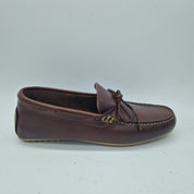 Mocasines Calpe Kiowa en cuero marrón con diseño clásico y suela de goma, para un estilo cómodo y elegante.