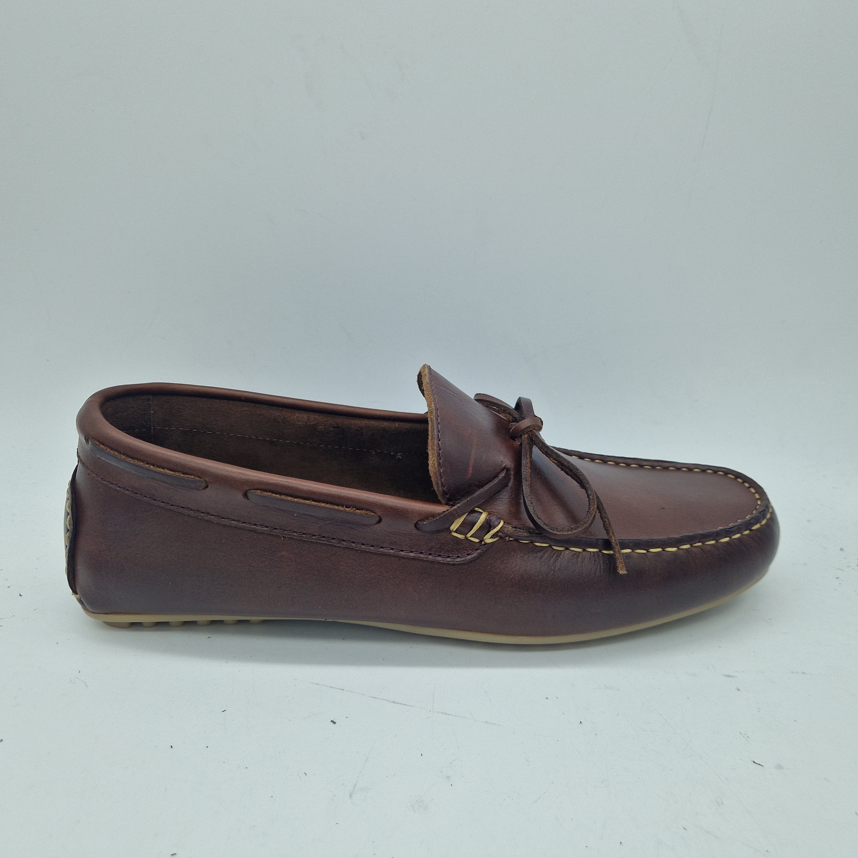 Mocasines Calpe Kiowa en cuero marrón con diseño clásico y suela de goma, para un estilo cómodo y elegante.