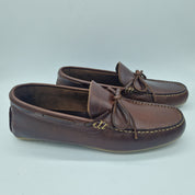 Mocasines Calpe Kiowa en piel color marrón, con diseño clásico y suela de goma visible.