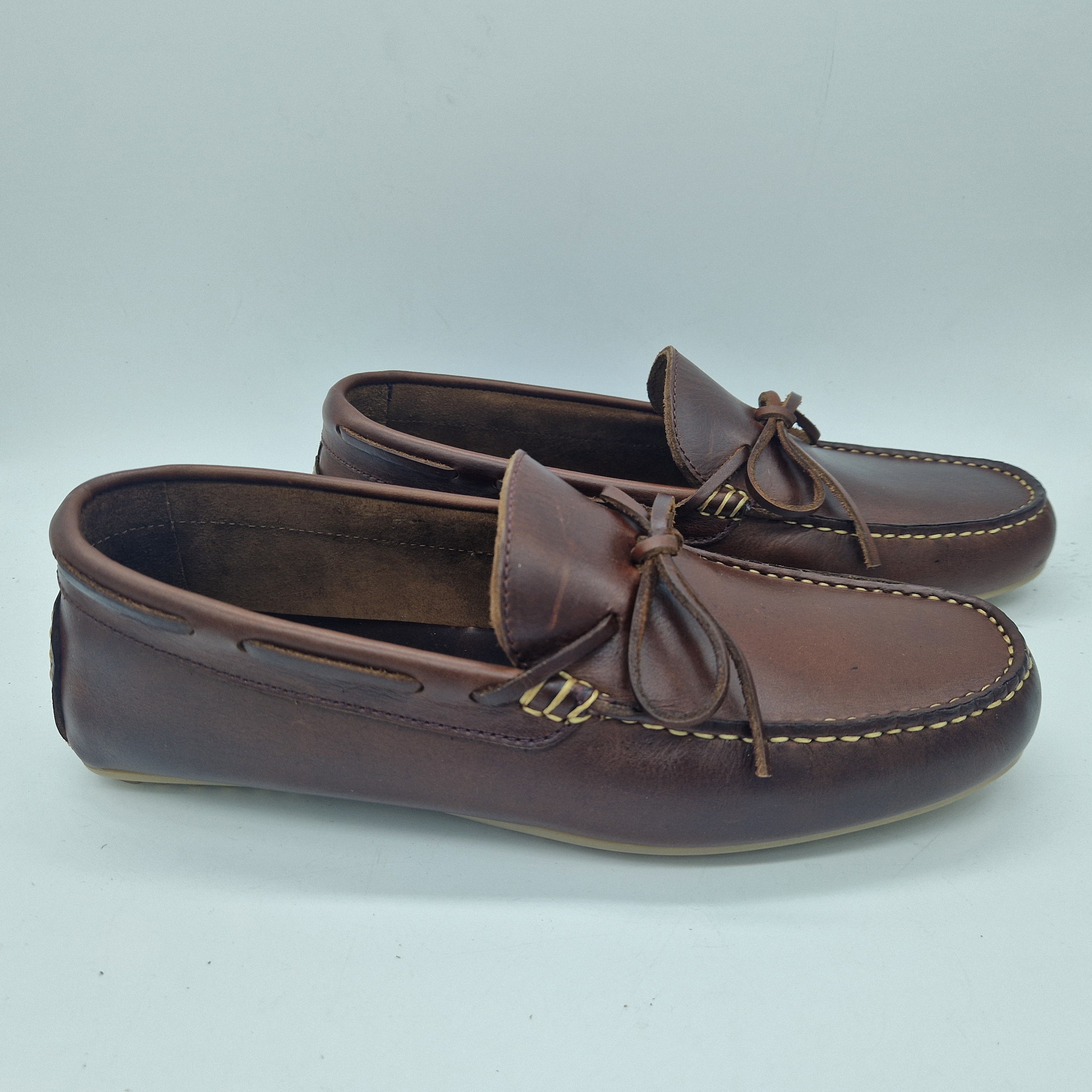 Mocasines Calpe Kiowa en piel color marrón, con diseño clásico y suela de goma visible.