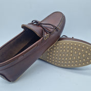 Mocasines Calpe en piel color marrón, calzado de hombre con diseño clásico y cómodo, visible en la imagen.