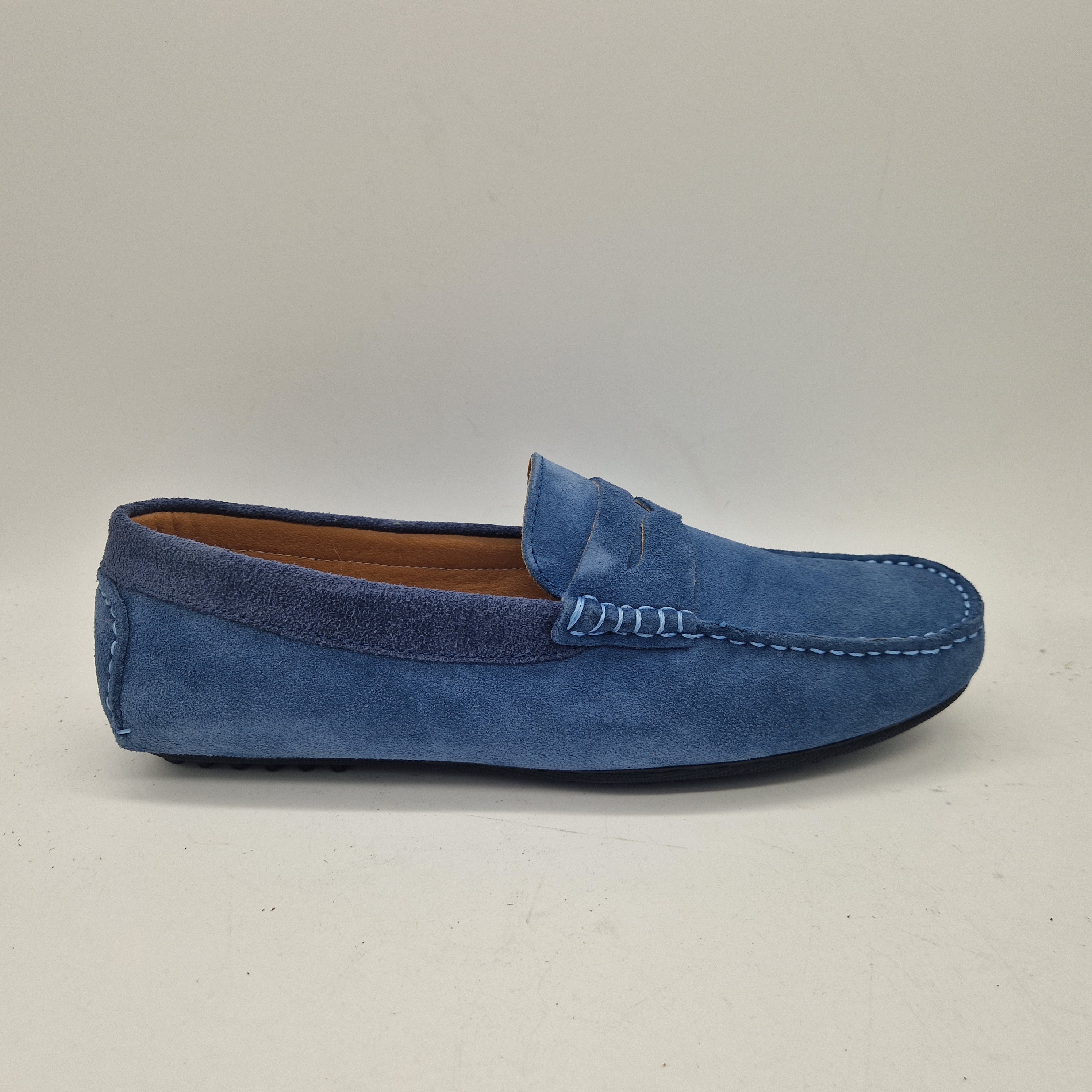 Mocasines Kowa en serraje azul de Calzados Cremades, con diseño clásico y suela de goma en imagen.