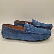 Mocasines KOWA en serraje azul de Calzados Cremades, con diseño clásico y comodidad, visible en la imagen.