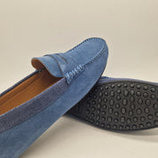 Mocasines Kowa en serraje azul de Calzados Cremades, con diseño clásico y cómodas suelas, para un estilo elegante y casual.