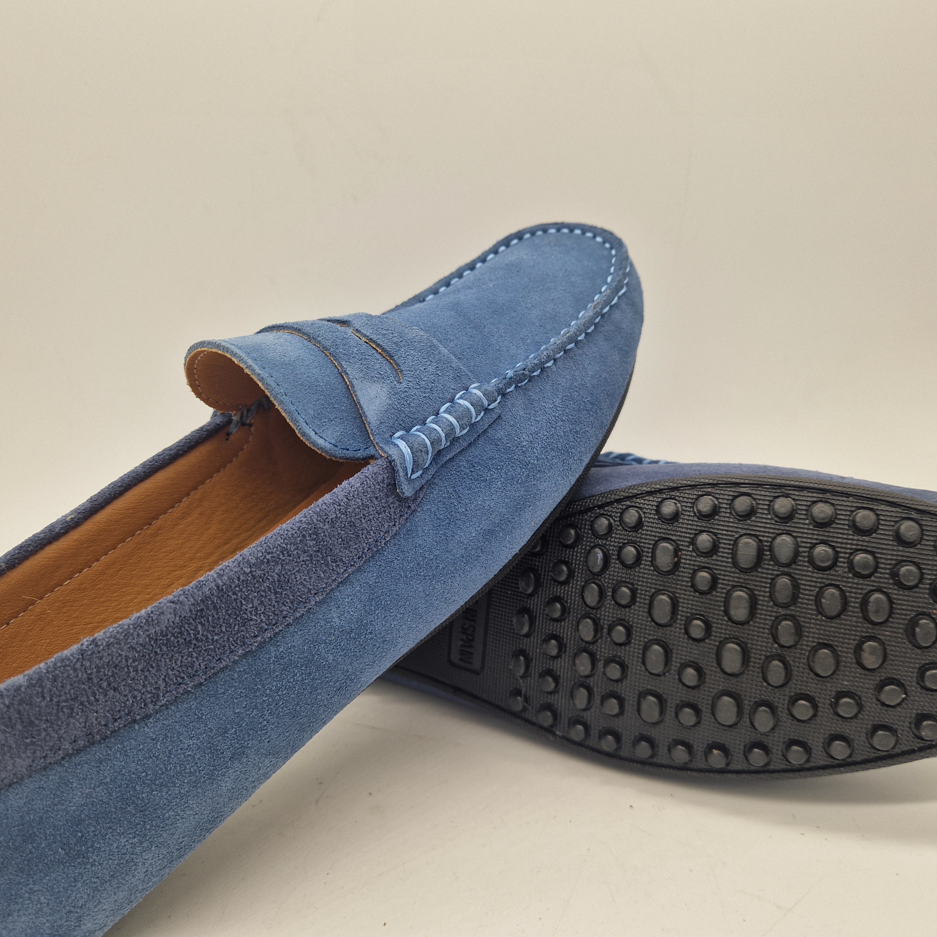 Mocasines Kowa en serraje azul de Calzados Cremades, con diseño clásico y cómodas suelas, para un estilo elegante y casual.