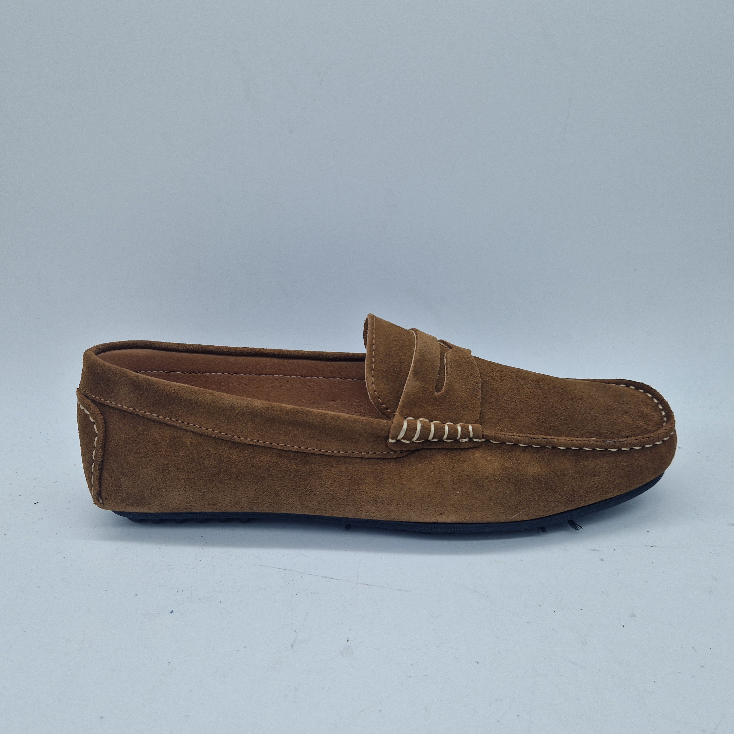 Mocasines de cuero en serraje de Calzados Cremades, estilo clásico y cómodo para uso diario.