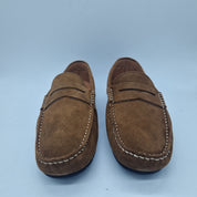 Mocasines de cuero en serraje de Calzados Cremades, modelo Kiowa en color neutro, con suela de goma y diseño clásico.