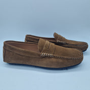 Mocasines de cuero en serraje de Calzados Cremades, diseño elegante y cómodo en color neutro, vista lateral del calzado.