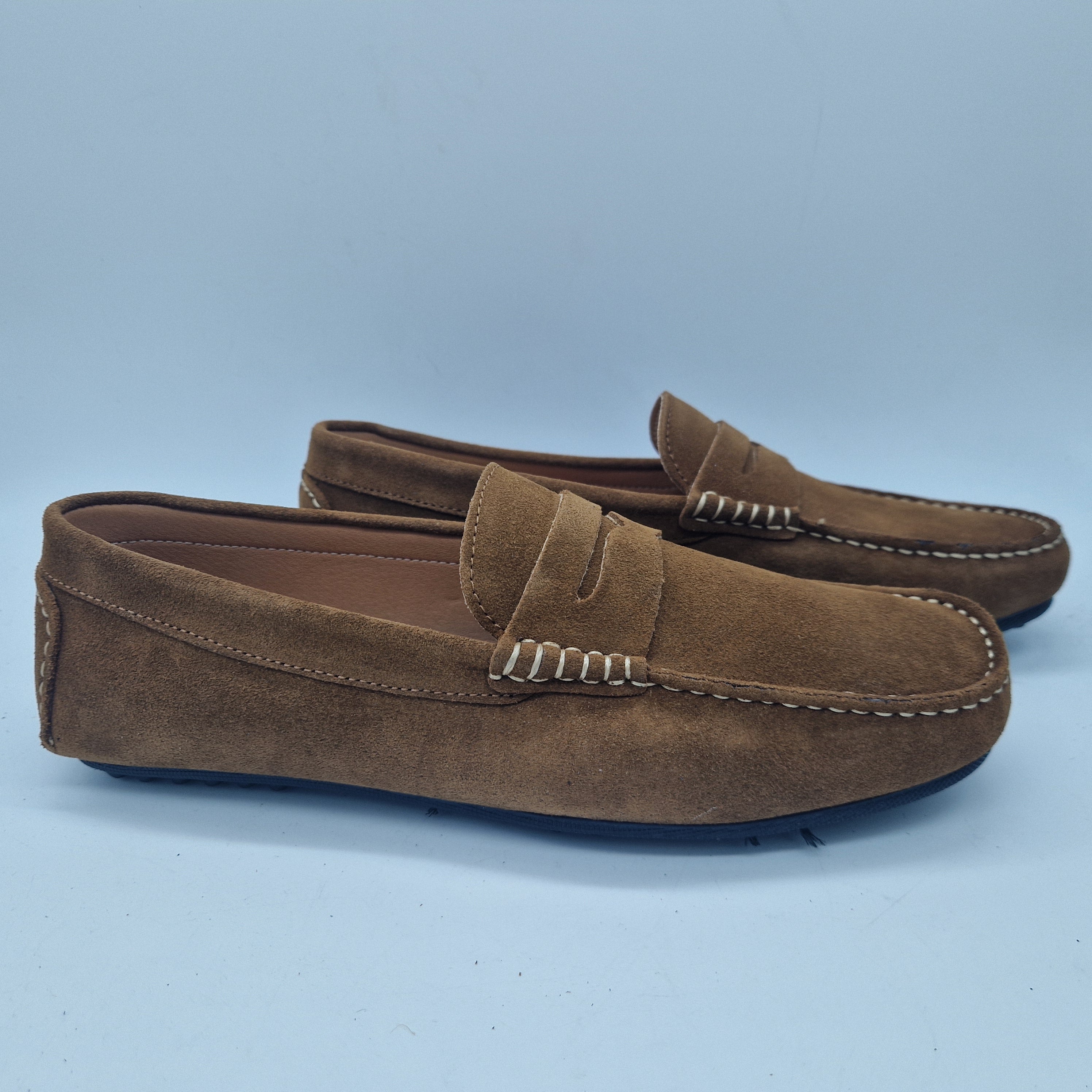 Mocasines de cuero en serraje de Calzados Cremades, diseño elegante y cómodo en color neutro, vista lateral del calzado.