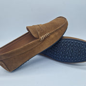 Mocasines de cuero en serraje, modelo Kiowa de Calzados Cremades, con suela clásica y diseño elegante.