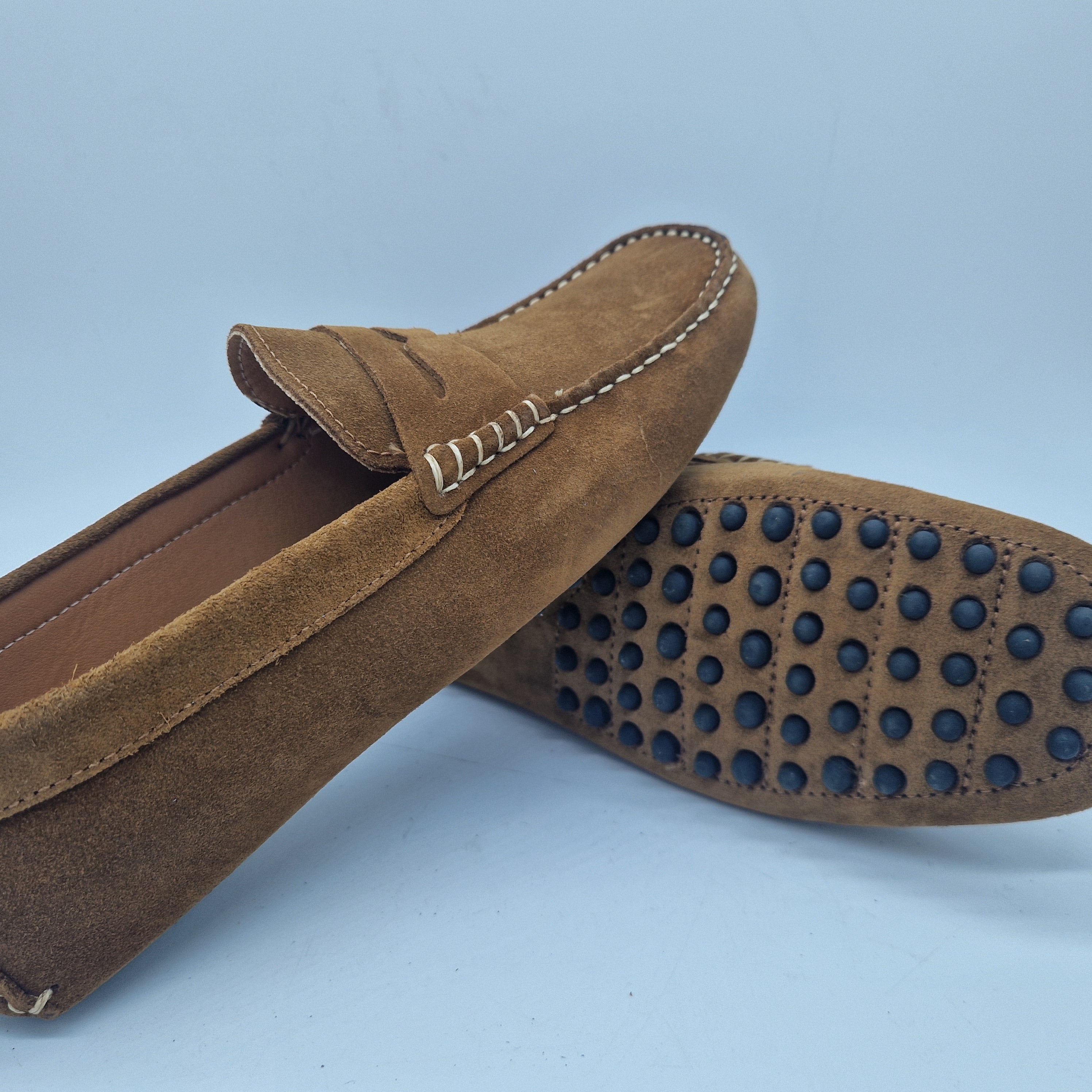 Mocasines de cuero en serraje color beige de Calzados Cremades, detalle elegante para uso casual.