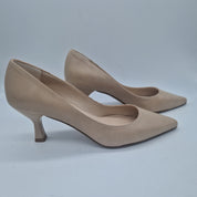 Sofá en piel color nude de Patricia Miller, estilo salón con cojines y estructura moderna, visible en la imagen.