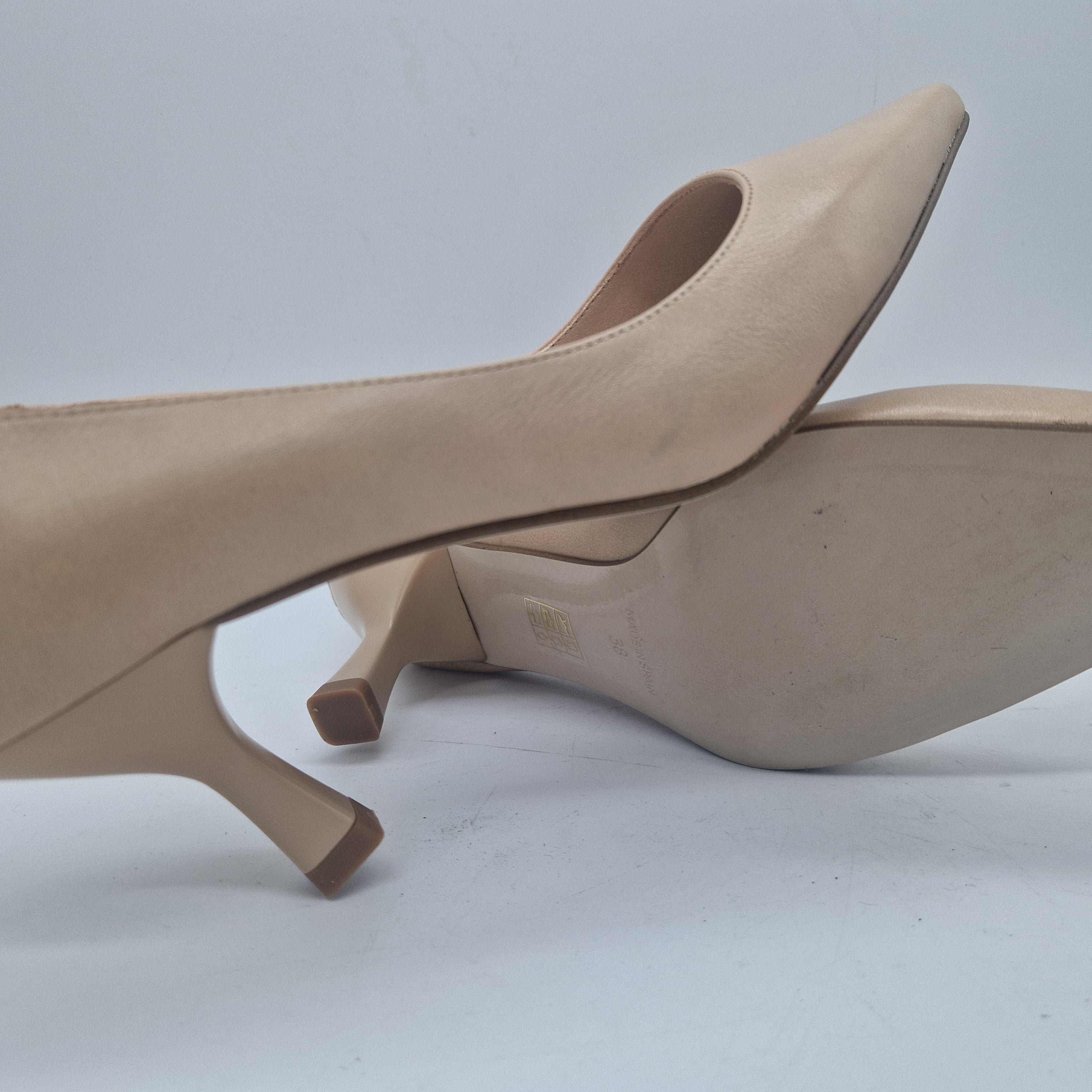 Sofá en piel nude de Patricia Miller, salón moderno con cojines cómodos y estructura elegante en color piel claro.