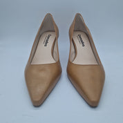 Sofá en piel color camel de la marca Patricia Miller, con diseño elegante y asientos cómodos en un salón moderno