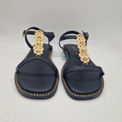 Sandalias de piel negras con adorno dorado de la marca TOP 3, con tiras y diseño elegante para mujer.