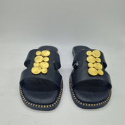 Sandalia negra con adorno dorado de la marca TOP 3, calzado elegante para mujer con diseño moderno y detalles brillantes.