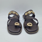 Sandalias planas de piel marrón con adorno dorado de la marca Top 3, estilo cómodo y elegante para mujer.