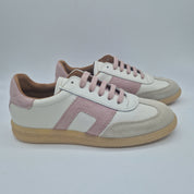 Deportivos deportivos en piel blanca con detalles en tonos rosados de Calzados Cremades, vista lateral del calzado.