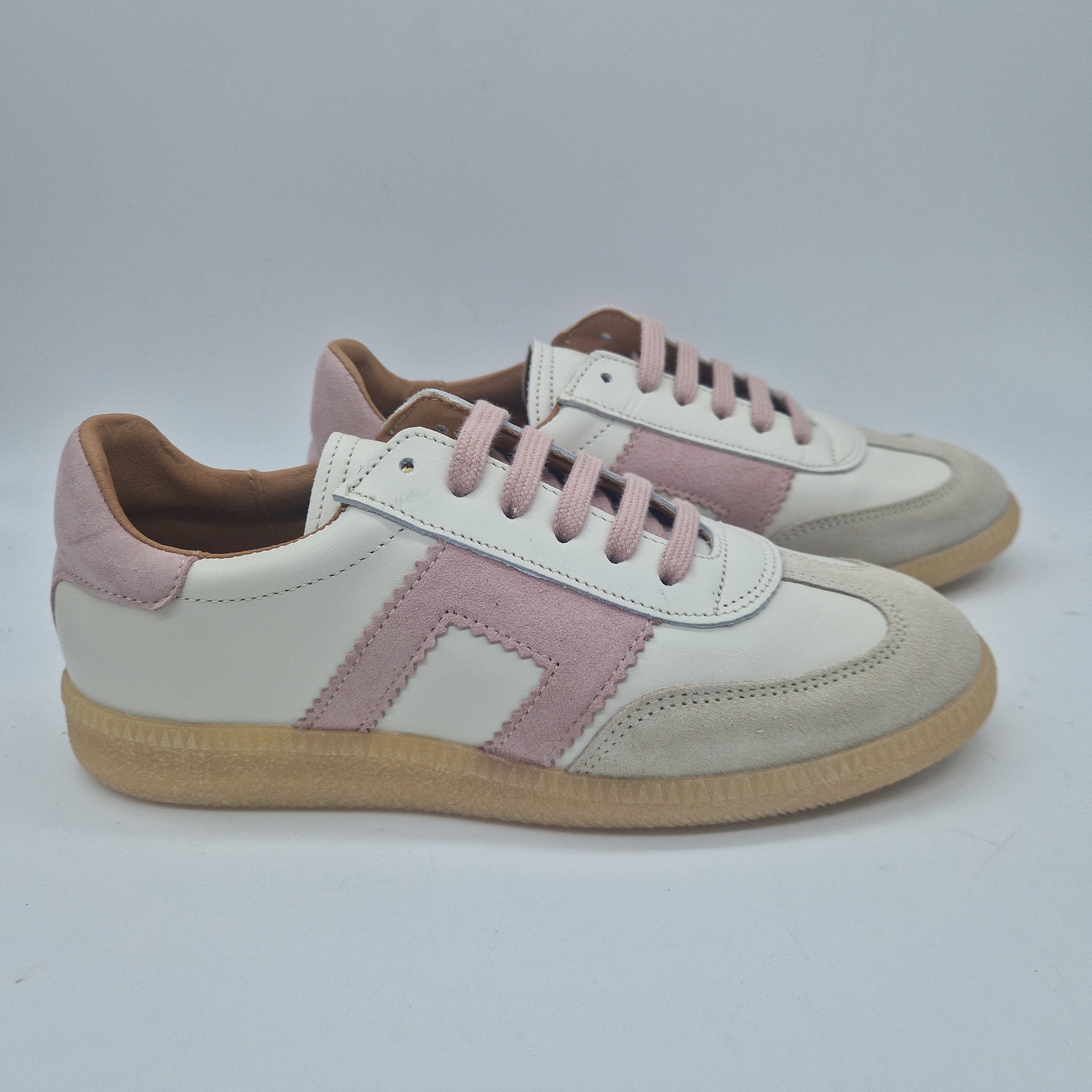 Deportivos deportivos en piel blanca con detalles en tonos rosados de Calzados Cremades, vista lateral del calzado.
