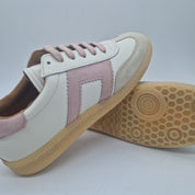 Zapatillas deportivas en piel blanca con detalles en tonos rosas de Calzados Cremades, vistas en primer plano.