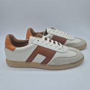 Deportivos de piel blanca Calzados Cremades con detalles en el diseño, ideales para uso casual y cómodo.