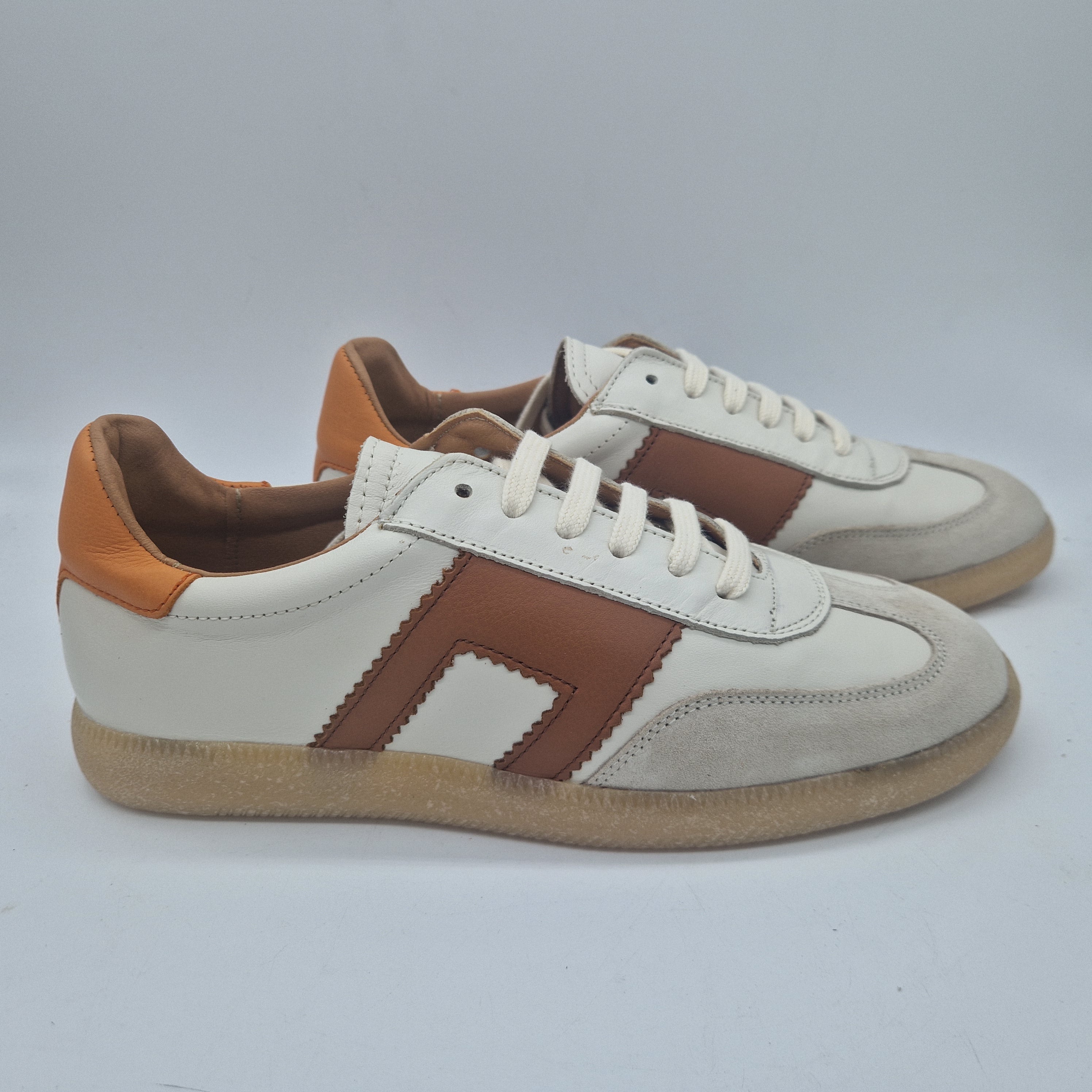 Deportivos de piel blanca Calzados Cremades con detalles en el diseño, ideales para uso casual y cómodo.
