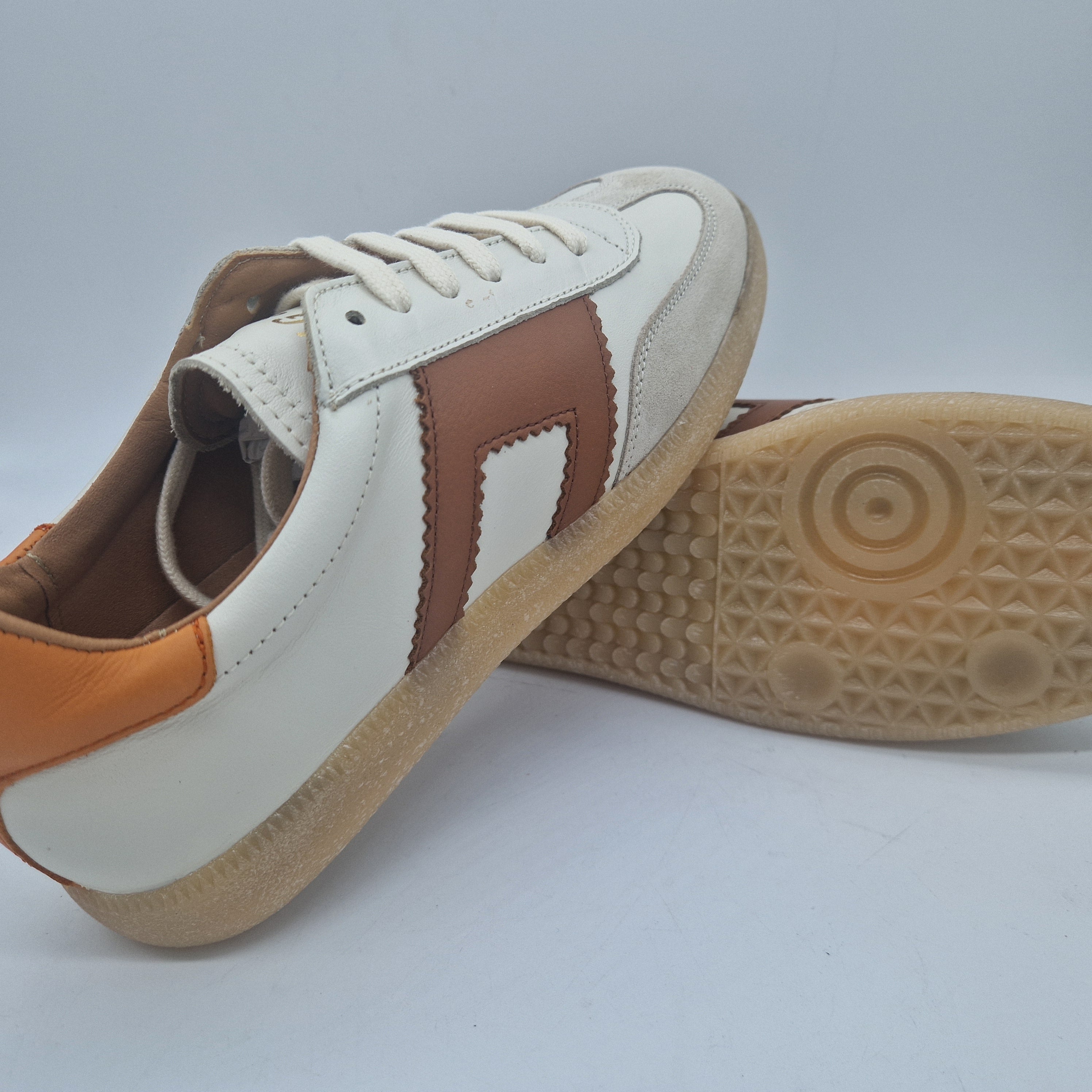 Deportivos de piel blanca Calzados Cremades con detalles en la parte superior y suela blanca, calzado cómodo y elegante para hombre.