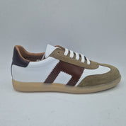 Deportivos en taupe y blanco de Calzados Cremades, detalle de la parte superior y suela, con diseño deportivo y elegante.