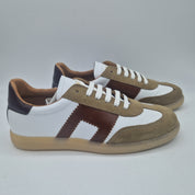Deportivos de Calzados Cremades en taupe y blanco, con detalles en la parte superior y suela blanca, estilo casual y cómodo.