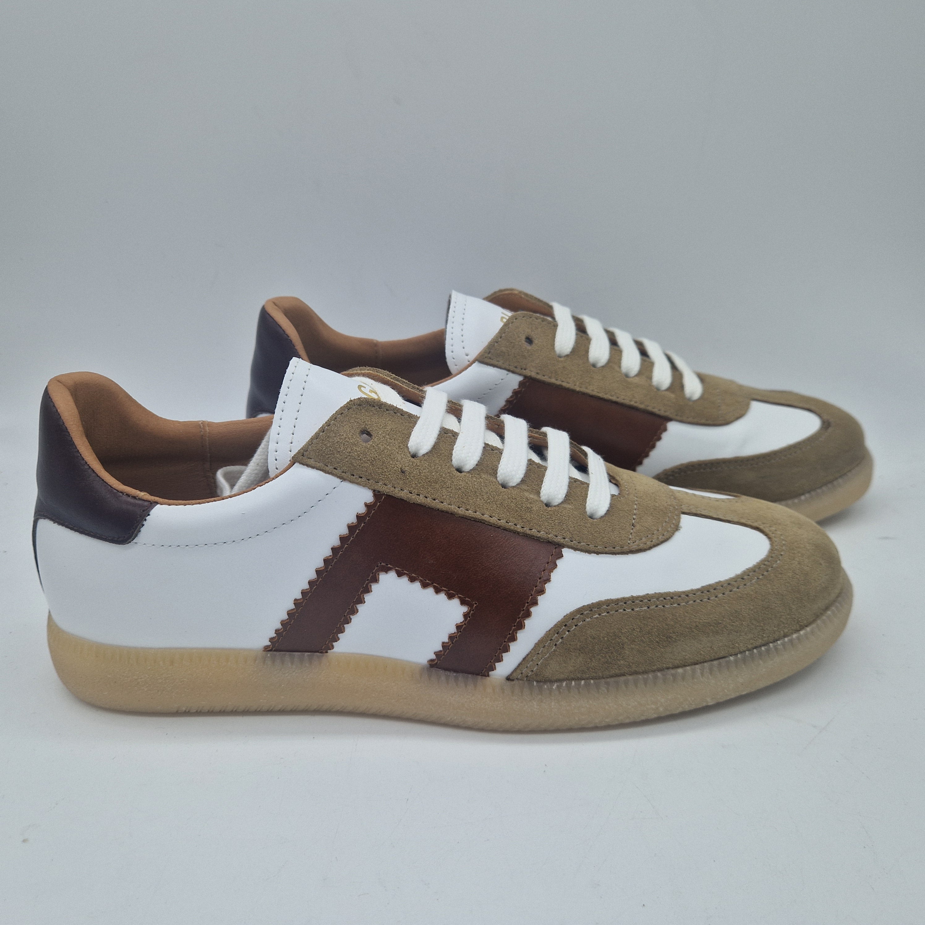 Deportivos de Calzados Cremades en taupe y blanco, con detalles en la parte superior y suela blanca, estilo casual y cómodo.