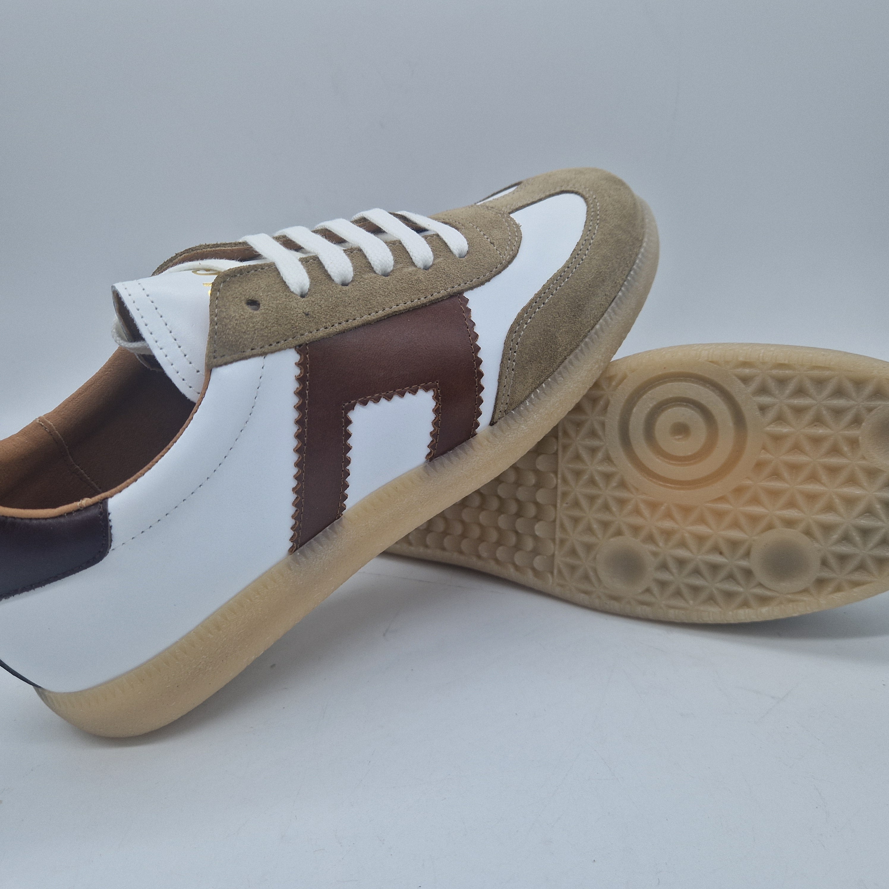 Deportivos en taupe y blanco de Calzados Cremades, con detalles en el diseño y suela cómoda para uso diario.