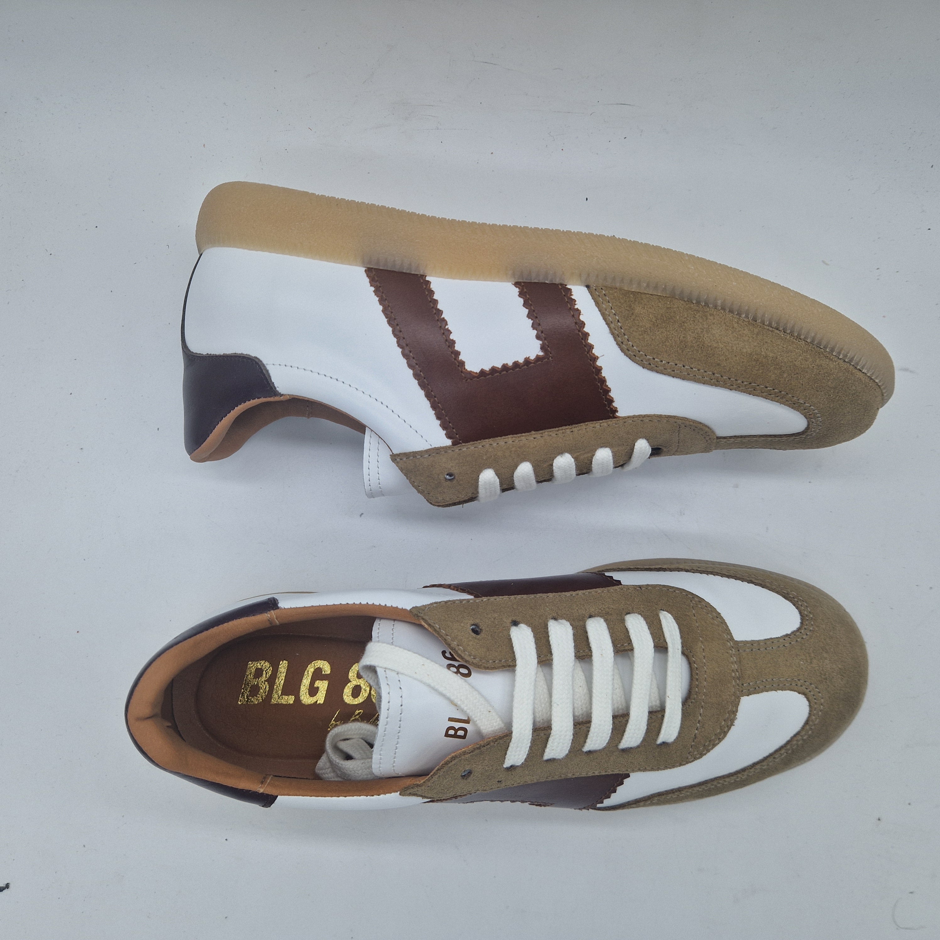 Deportivos Calzados Cremades en taupe y blanco, zapatos deportivos con detalles en la parte superior, ideal para actividades físicas.
